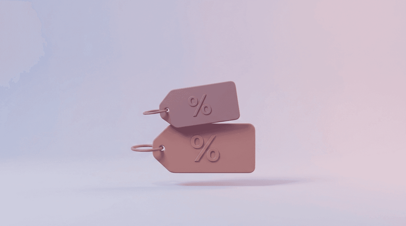 Render 3D minimalista de dos placas mate tipo etiqueta de precio apiladas en capas, la inferior más ancha como base permanente, sobre fondo degradado lavanda-rosa